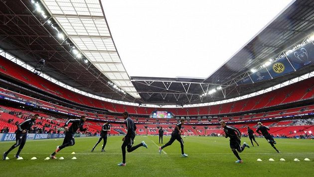 Fotbalisté Bayernu Mnichov si poprvé zatrénovali na londýnském stadiónu Wembley, dějišti finále Ligy mistrů. Fotbalisté Bayernu Mnichov si poprvé zatrénovali na londýnském stadiónu Wembley, dějišti finále Ligy mistrů.