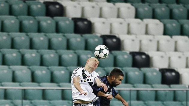 Dani Carvajal z Realu Madrid (vpravo) v hlavičkovém souboji s obráncem Legie Adamem Hlouškem na prázdném varšavském stadiónu.. Dani Carvajal z Realu Madrid (vpravo) v hlavičkovém souboji s obráncem Legie Adamem Hlouškem na prázdném varšavském stadiónu..
