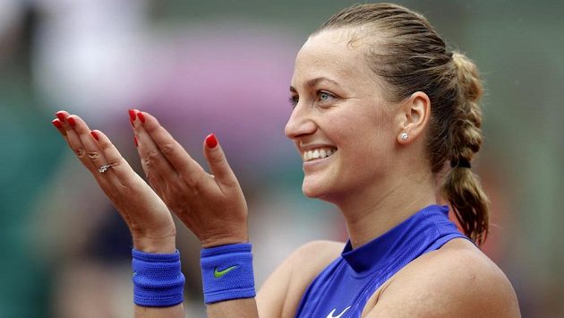 Petra Kvitová děkuje divákům za podporu po vítězném vstupu do French Open. Petra Kvitová děkuje divákům za podporu po vítězném vstupu do French Open.