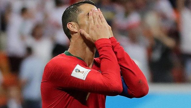 Portugalec Cristiano Ronaldo by se po zahozené penaltě na MS nejraději neviděl. Portugalec Cristiano Ronaldo by se po zahozené penaltě na MS nejraději neviděl.