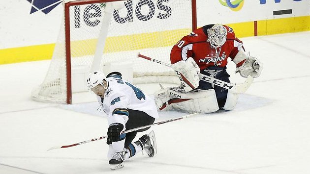 Tomáš Hertl se raduje poté, co v prodloužení utkání proti Washingtonu překonal brankáře Bradena Holtbyho a rozhodl o výhře Žraloků ze San Jose. Tomáš Hertl se raduje poté, co v prodloužení utkání proti Washingtonu překonal brankáře Bradena Holtbyho a rozhodl o výhře Žraloků ze San Jose.