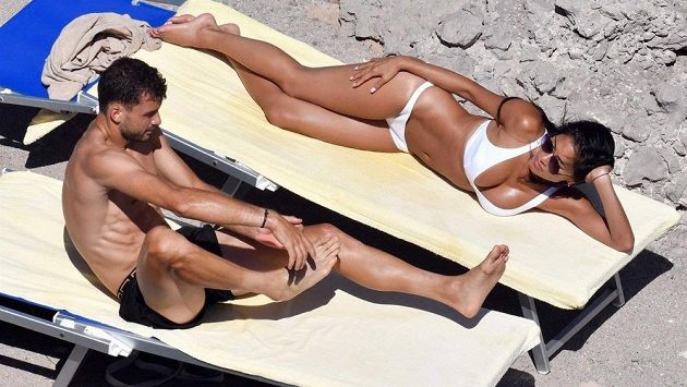 Grigor Dimitrov a Nicole Scherzingerová během dovolené na Capri. Grigor Dimitrov a Nicole Scherzingerová během dovolené na Capri.