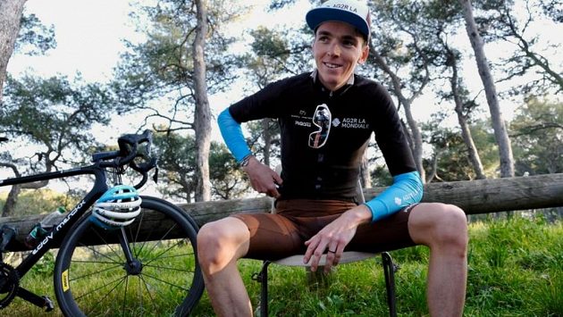 Francouzský silniční profesionál Romain Bardet přehodnotil předsezonní plány a místo premiérové účasti na Giru d'Italia se vrátí na Tour de France. Francouzský silniční profesionál Romain Bardet přehodnotil předsezonní plány a místo premiérové účasti na Giru d'Italia se vrátí na Tour de France.