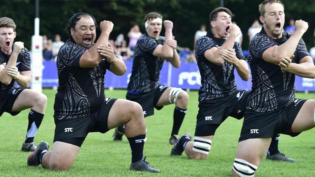 Novozélandští ragbisté předvedli v Praze na začátku utkání bojový tanec haka. Novozélandští ragbisté předvedli v Praze na začátku utkání bojový tanec haka.