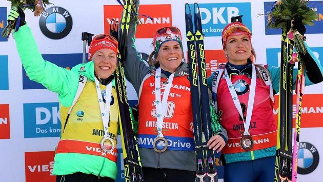 Trojice nejlepších biatlonistek závodu s hromadným startem v Anterselvě - vlevo třetí Němka Laura Dahlmeierová, uprostřed její vítězná krajanka Nadine Horchlerová a vpravo Gabriela Koukalová. Trojice nejlepších biatlonistek závodu s hromadným startem v Anterselvě - vlevo třetí Němka Laura Dahlmeierová, uprostřed její vítězná krajanka Nadine Horchlerová a vpravo Gabriela Koukalová.