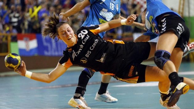 Mostecká házenkářka Martina Weisenbilderová střílí na branku chorvatského Samoboru. Mostecká házenkářka Martina Weisenbilderová střílí na branku chorvatského Samoboru.