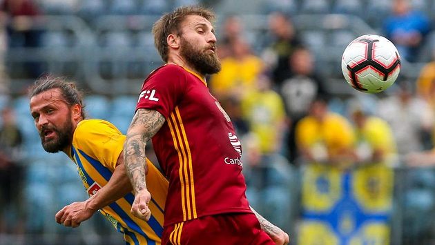 Pavel Zavadil z Opavy a Jan Holenda z Dukly během utkání nejvyšší soutěže. Pavel Zavadil z Opavy a Jan Holenda z Dukly během utkání nejvyšší soutěže.