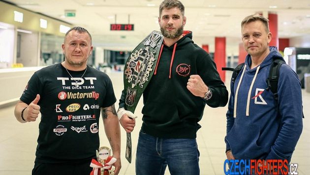 Trenéři Jaroslav Hovězák (vlevo), Martin Karaivanov (vpravo) a Jiří Procházka po příletu z Japonska. Trenéři Jaroslav Hovězák (vlevo), Martin Karaivanov (vpravo) a Jiří Procházka po příletu z Japonska.