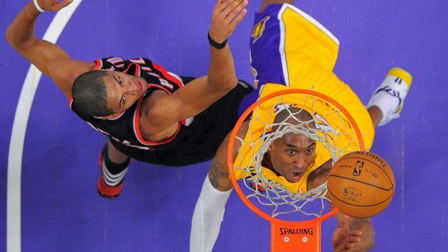 Bryant skóruje během utkání svých LA Lakers s Portlandem. Bryant skóruje během utkání svých LA Lakers s Portlandem.
