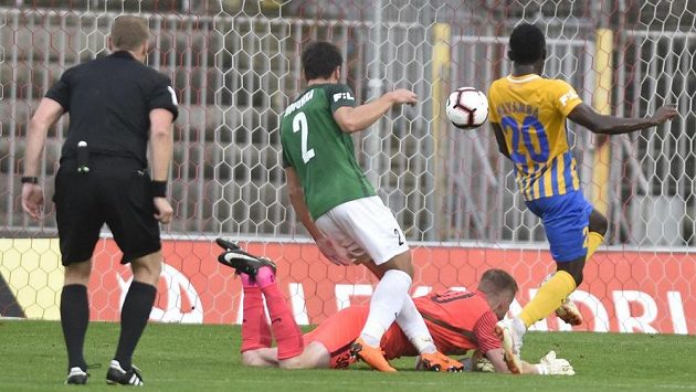 Joel Kayamba (vpravo) z Opavy střílí gól. Druhý zprava je brankář Jablonce Vlastimil Hrubý, třetí zprava David Hovorka a vlevo rozhodčí Milan Matějček. Joel Kayamba (vpravo) z Opavy střílí gól. Druhý zprava je brankář Jablonce Vlastimil Hrubý, třetí zprava David Hovorka a vlevo rozhodčí Milan Matějček.