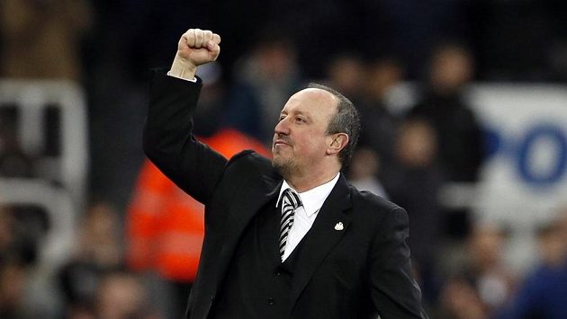 Kouč Newcastlu Rafael Benítez se raduje s postupu do Premier League. Kouč Newcastlu Rafael Benítez se raduje s postupu do Premier League.