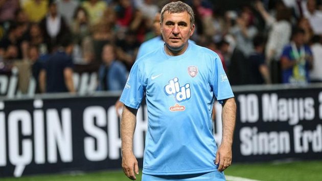 Bývalý rumunský fotbalový reprezentant Gheorghe Hagi odstoupil kvůli špatným výsledkům po šesti letech z postu trenéra klubu Viitorul Konstanta, jehož je majitelem. Bývalý rumunský fotbalový reprezentant Gheorghe Hagi odstoupil kvůli špatným výsledkům po šesti letech z postu trenéra klubu Viitorul Konstanta, jehož je majitelem.