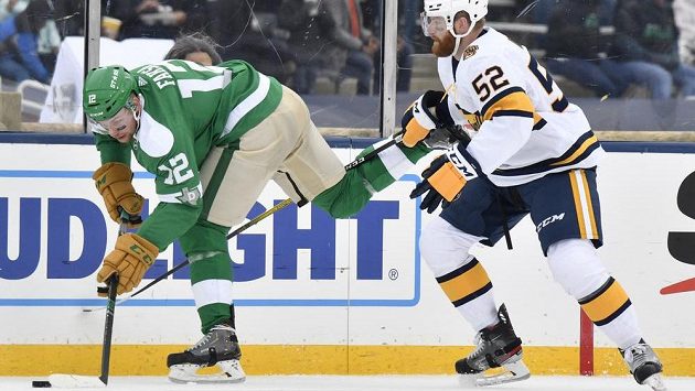 Český útočník Dallasu Radek Faksa (vlevo) a obránce Nashvillu Matt Irwin. Český útočník Dallasu Radek Faksa (vlevo) a obránce Nashvillu Matt Irwin.