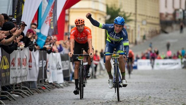 Adam Ťoupalík (vpravo) ve finiši Krakonošova cyklomaratonu porazil Josefa Černého. Adam Ťoupalík (vpravo) ve finiši Krakonošova cyklomaratonu porazil Josefa Černého.