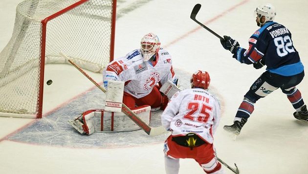 Michal Vondrka z Chomutova dává první gól, vlevo je brankář Třince Šimon Hrubec, uprostřed jeho spoluhráč Vladimír Roth. Michal Vondrka z Chomutova dává první gól, vlevo je brankář Třince Šimon Hrubec, uprostřed jeho spoluhráč Vladimír Roth.