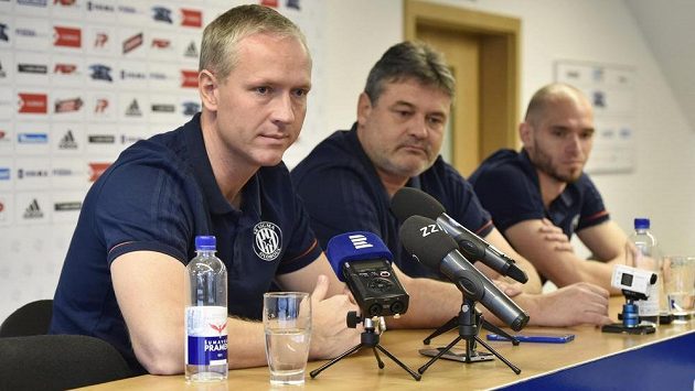 Na snímku zleva trenér Václav Jílek, sportovní manažer Ladislav Minář a kapitán Michal Vepřek. Na snímku zleva trenér Václav Jílek, sportovní manažer Ladislav Minář a kapitán Michal Vepřek.