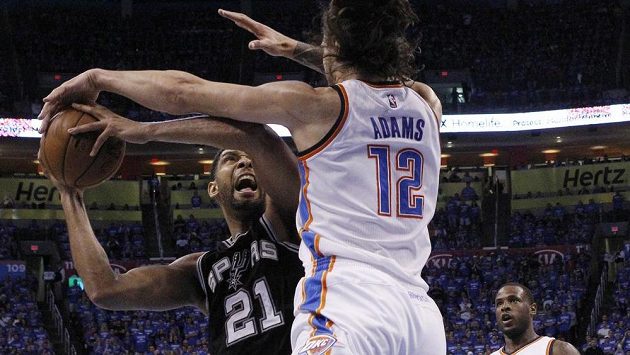 Takhle ostře na hvězdu San Antonia Tima Duncana vyrukoval Steven Adams z Oklahomy. Takhle ostře na hvězdu San Antonia Tima Duncana vyrukoval Steven Adams z Oklahomy.