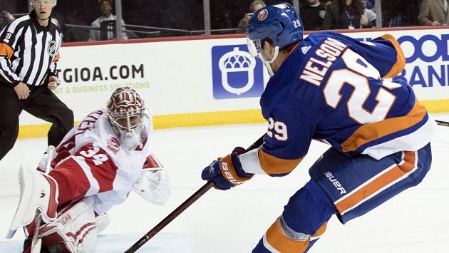 Brock Nelson z NY Islanders překonává českého brankáře Petra Mrázka v prodloužení zápasu s Detroitem. Brock Nelson z NY Islanders překonává českého brankáře Petra Mrázka v prodloužení zápasu s Detroitem.