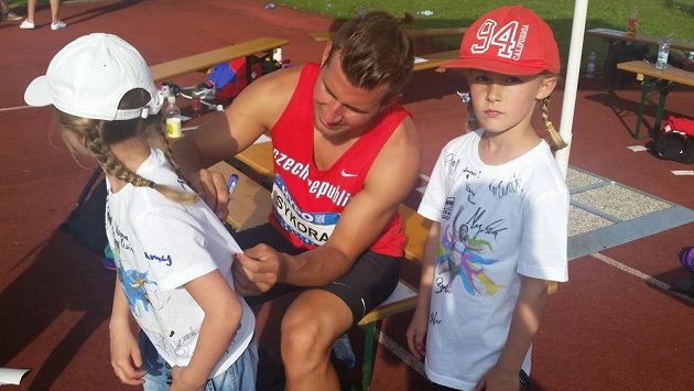 O podpis Jiřího Sýkory byl mezi malými fanoušky v Götzisu zájem. O podpis Jiřího Sýkory byl mezi malými fanoušky v Götzisu zájem.