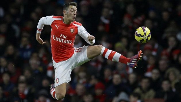 Mesut Özil z Arsenalu zpracovává míč - ilustrační foto. Mesut Özil z Arsenalu zpracovává míč - ilustrační foto.