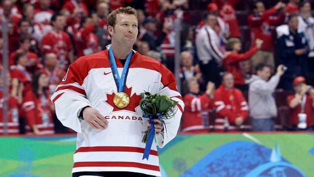 Kanadský brankář Martin Brodeur se zlatou medailí z olympiády 2010 ve Vancouveru. Kanadský brankář Martin Brodeur se zlatou medailí z olympiády 2010 ve Vancouveru.