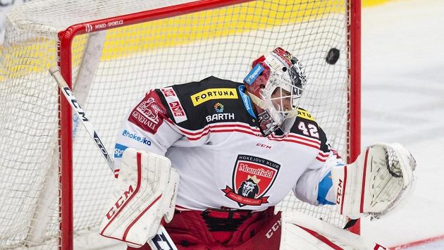 Slovenský brankář Hradce Králové Patrik Rybár inkasuje gól ve své pemiéře v české extralize. Slovenský brankář Hradce Králové Patrik Rybár inkasuje gól ve své pemiéře v české extralize.