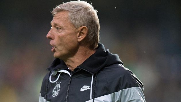 Sparťanský trenér Zdeněk Ščasný během zápasu ve Zlíně. Sparťanský trenér Zdeněk Ščasný během zápasu ve Zlíně.