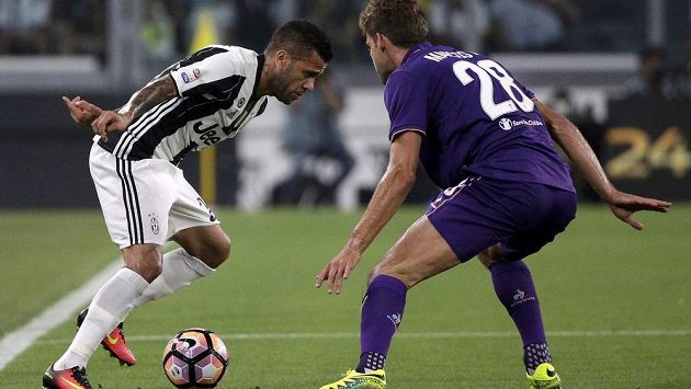 Z utkání italské ligy - Daniel Alves (vlevo) z Juventusu v souboji s Marcosem Alonsem z Fiorentiny. Z utkání italské ligy - Daniel Alves (vlevo) z Juventusu v souboji s Marcosem Alonsem z Fiorentiny.