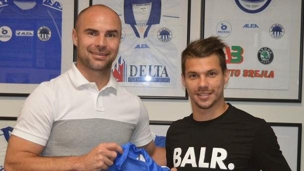 Nová posila Slovanu Liberec Jan Navrátil (vpravo) se sportovním ředitelem Janem Nezmarem. Nová posila Slovanu Liberec Jan Navrátil (vpravo) se sportovním ředitelem Janem Nezmarem.