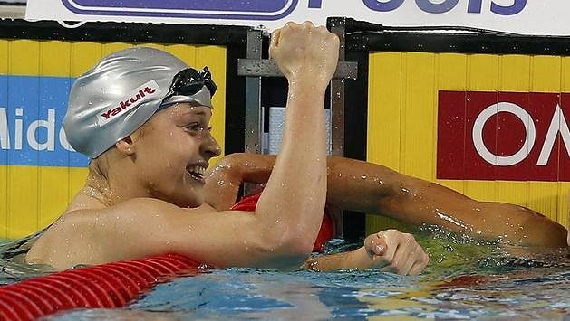 Simona Baumrtová (vlevo) se raduje z bronzové medaile. Ve žluté čepici je Australanka Rachel Gohová. Simona Baumrtová (vlevo) se raduje z bronzové medaile. Ve žluté čepici je Australanka Rachel Gohová.