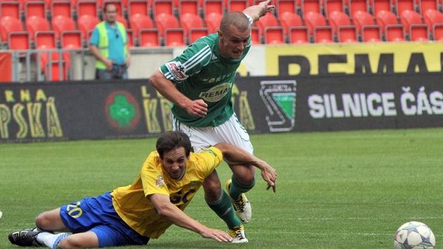 Teplický Milan Matula (na trávníku) se snaží zastavit Martina Nešpora z Bohemians 1905. Teplický Milan Matula (na trávníku) se snaží zastavit Martina Nešpora z Bohemians 1905.