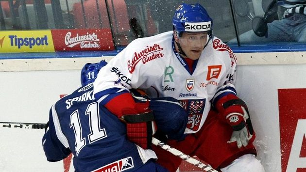 Jiří Tlustý (vpravo) v reprezentačním dresu v souboji se Slovákem Rastislavem Špirkem. Jiří Tlustý (vpravo) v reprezentačním dresu v souboji se Slovákem Rastislavem Špirkem.