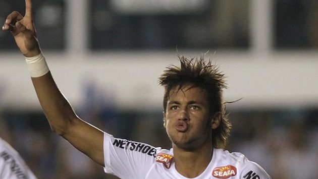 Brazilec Neymar se raduje z postupu do čtvrtfinále. Brazilec Neymar se raduje z postupu do čtvrtfinále.