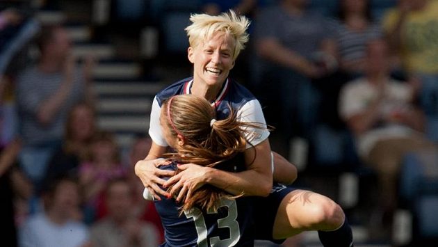 Americké fotbalistky Megan Rapinoeová a Alex Morganová se radují z branky. Americké fotbalistky Megan Rapinoeová a Alex Morganová se radují z branky.