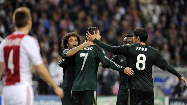 Cristiano Ronaldo (č. 7) přijímá gratulace k brance, kterou vstřelil Ajaxu Amsterdam. Cristiano Ronaldo (č. 7) přijímá gratulace k brance, kterou vstřelil Ajaxu Amsterdam.