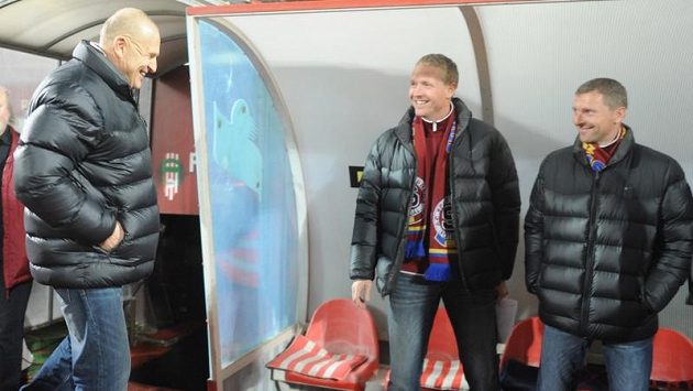 Sparťanský GSM Jaroslav Hřebík (vlevo) sestoupil na Žižkově na trenérskou lavičku. Sparťanský GSM Jaroslav Hřebík (vlevo) sestoupil na Žižkově na trenérskou lavičku.