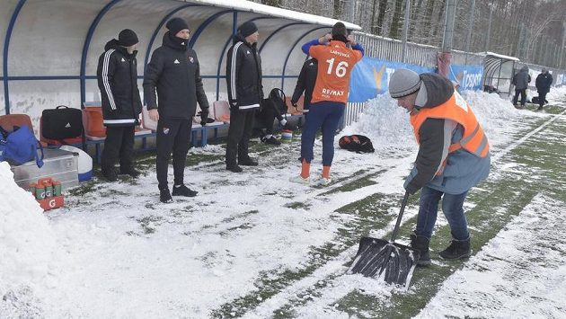 Sníh provázel Baník celou zimu. Před začátkem utkání s Prostějovem v Orlové museli pořadatelé odhrnout ze hřiště závěje. Sníh provázel Baník celou zimu. Před začátkem utkání s Prostějovem v Orlové museli pořadatelé odhrnout ze hřiště závěje.