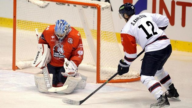 Brankář Pardubic Robert Kristan a Sebastian Karlsson z Linköpingu v utkání 3. kola skupiny F hokejové Ligy mistrů. Brankář Pardubic Robert Kristan a Sebastian Karlsson z Linköpingu v utkání 3. kola skupiny F hokejové Ligy mistrů.