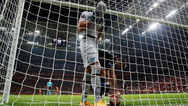 Brankář Lazia Thomas Strakosha v Istanbulu právě zavinil vlastní gól. Brankář Lazia Thomas Strakosha v Istanbulu právě zavinil vlastní gól.