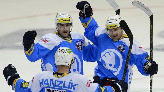 Útočník Plzně Ondřej Kratěna (vpravo) přijímá gratulaci od spoluhráčů ke gólu proti Slavii. Útočník Plzně Ondřej Kratěna (vpravo) přijímá gratulaci od spoluhráčů ke gólu proti Slavii.