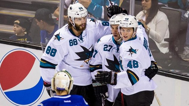 Radost Tomáše Hertla (48) z gólu proti Vancouveru. Uprostřed je obránce San Jose Scott Hannan, vlevo další bek Žraloků Brent Burns (88). Radost Tomáše Hertla (48) z gólu proti Vancouveru. Uprostřed je obránce San Jose Scott Hannan, vlevo další bek Žraloků Brent Burns (88).