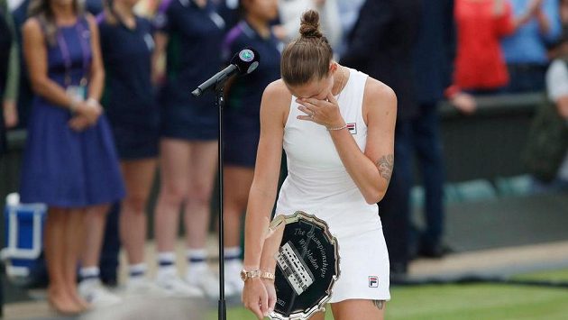Plačící Karolína Plíšková s trofejí po prohře ve finále Wimbledonu. Plačící Karolína Plíšková s trofejí po prohře ve finále Wimbledonu.