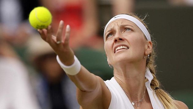 Česká tenistka Petra Kvitova servíruje v utkání proti Polce Magdě Linetteové. Česká tenistka Petra Kvitova servíruje v utkání proti Polce Magdě Linetteové.
