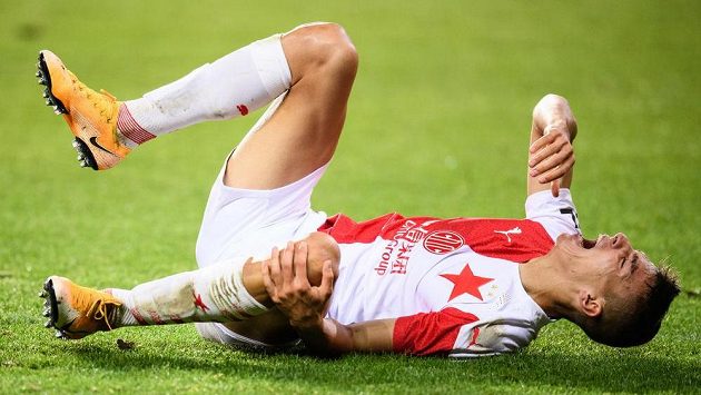 Zraněný Petar Musa ze Slavie. Za chvíli mohou být na lopatkách také všechny sportovní soutěže... Zraněný Petar Musa ze Slavie. Za chvíli mohou být na lopatkách také všechny sportovní soutěže...