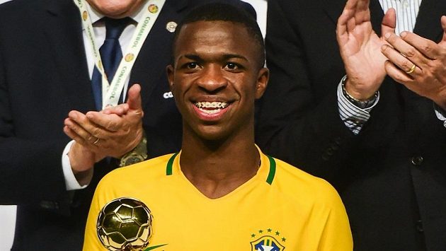 Brazilec Vinicius Junior s trofejí pro nejlepšího hráče jihoamerického šampionátu hráčů do 17 let. Brazilec Vinicius Junior s trofejí pro nejlepšího hráče jihoamerického šampionátu hráčů do 17 let.