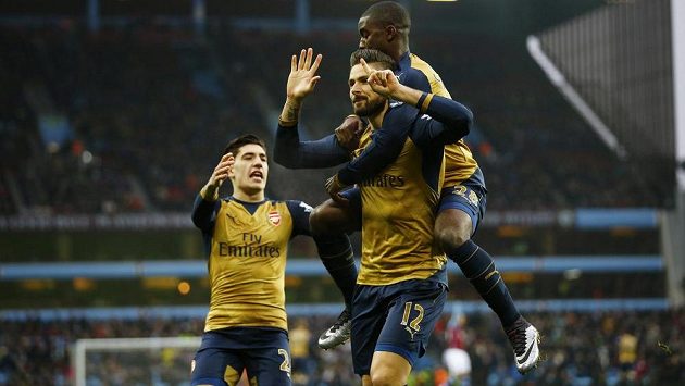 Útočník Arsenalu Olivier Giroud (12) slaví se svými spoluhráči vstřelený gól ve Villa Parku. Útočník Arsenalu Olivier Giroud (12) slaví se svými spoluhráči vstřelený gól ve Villa Parku.