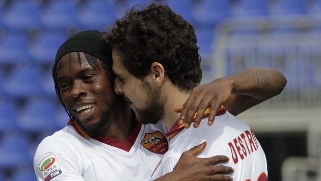 Mattia Destro (vpravo) a Gervinho z AS Řím se radují z gólu proti Cagliari. Mattia Destro (vpravo) a Gervinho z AS Řím se radují z gólu proti Cagliari.