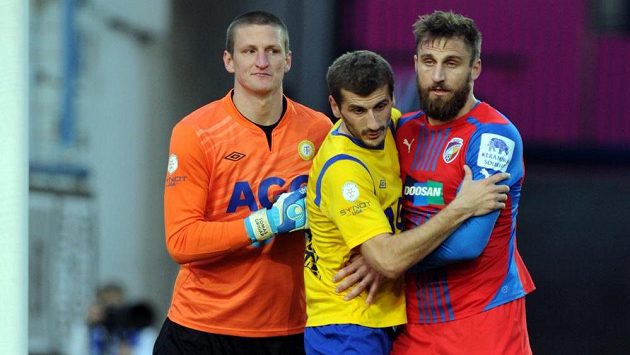 Zleva teplický brankář Tomáš Grigar, záložník Admir Ljevakovič a útočník Plzně Jan Holenda. Zleva teplický brankář Tomáš Grigar, záložník Admir Ljevakovič a útočník Plzně Jan Holenda.