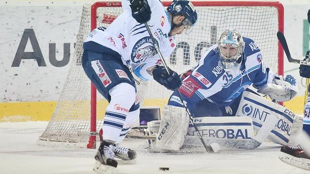 Liberecký Dominik Lakatoš s kotoučem před plzeňským brankářem Matějem Machovským během čtvrtfinále play off hokejové extraligy. Liberecký Dominik Lakatoš s kotoučem před plzeňským brankářem Matějem Machovským během čtvrtfinále play off hokejové extraligy.
