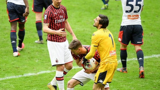 Samuel Castillejo se snaží vzít míč gólmanovi Janova Mattia Perinovi v zápase Serie A. Samuel Castillejo se snaží vzít míč gólmanovi Janova Mattia Perinovi v zápase Serie A.